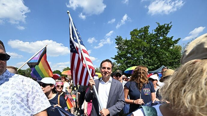 David Pressman (K) az Egyesült Államok magyarországi nagykövete tartja nemzeti zászlójukat a Pride-on Budapesten, 2023. július 15-én (Fotó: AFP)