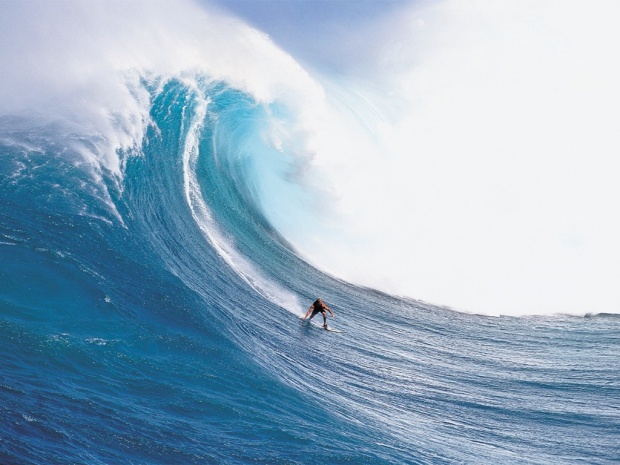 Beautiful_Ocean_Wave_Surfing_8.jpg
