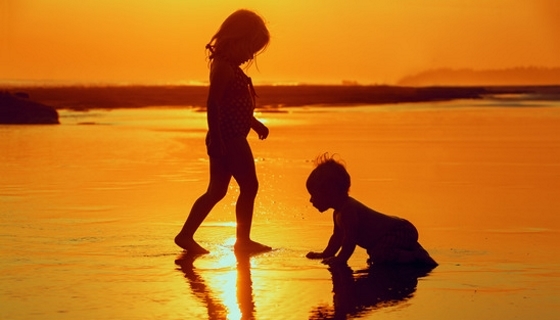 children-playing-with-fun-on-the-sunset-560[crop].jpg